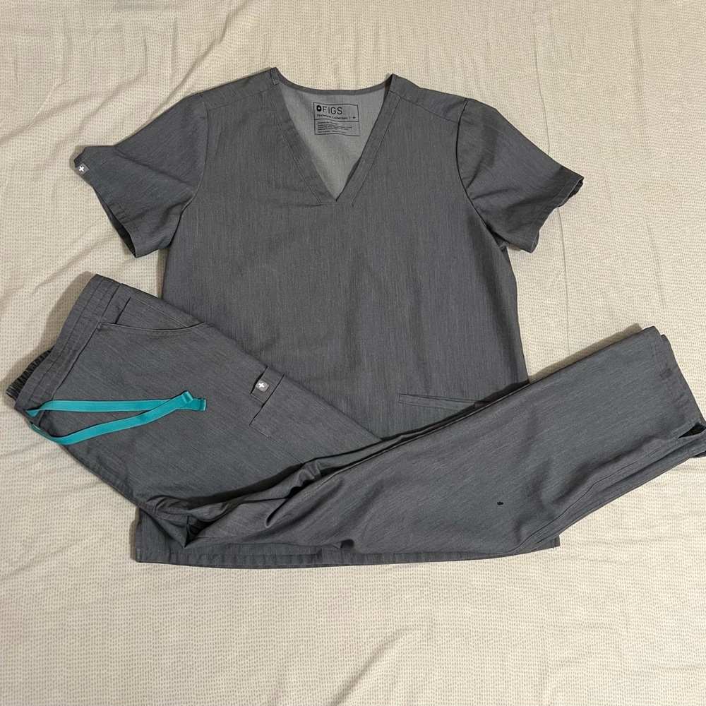 Graphite Figs Scrub Set in Medium